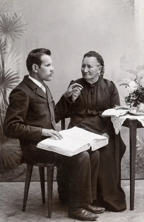 Den blinde dove och stumme Frans Lejon med lararinnan Anna Heikel alb 63