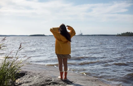 Nainen sadetakissa Katja Losonen 2018