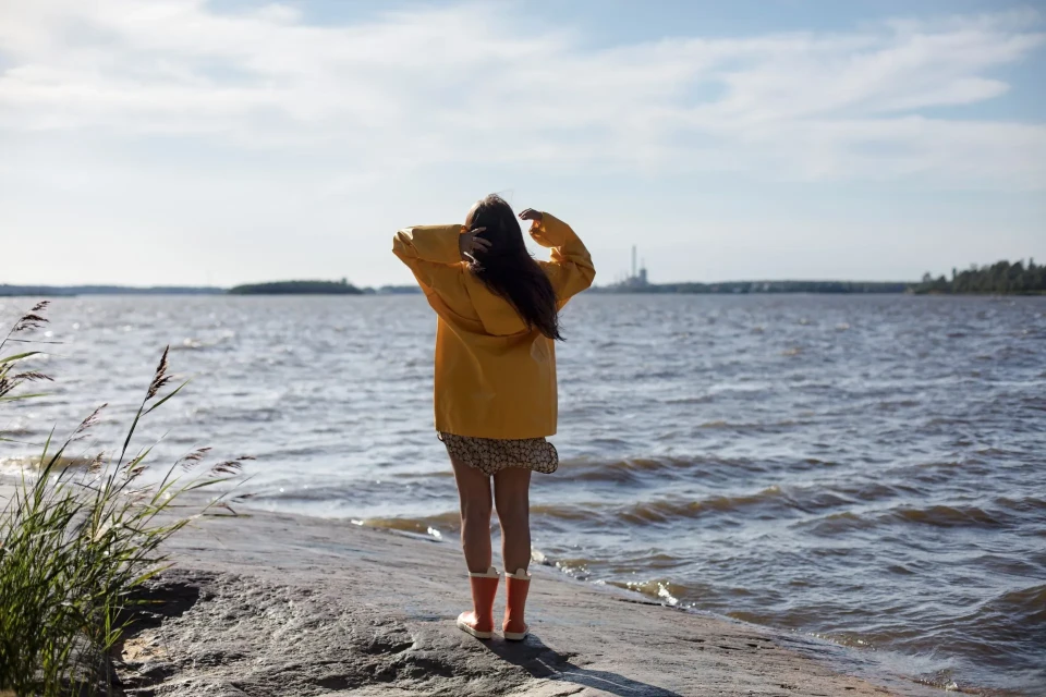 Nainen sadetakissa Katja Losonen 2018