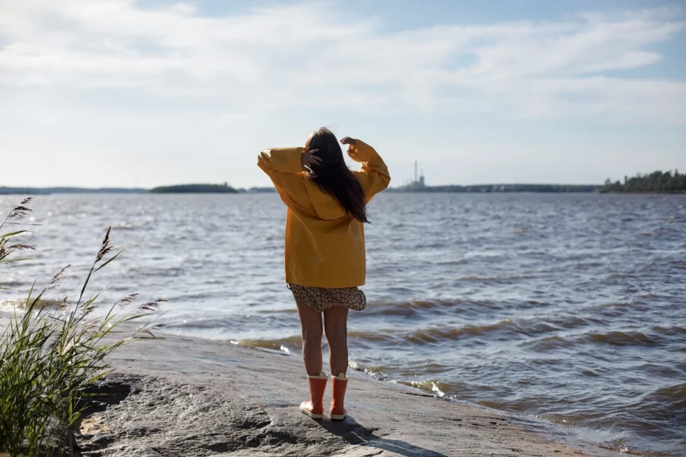Nainen sadetakissa Katja Losonen 2018