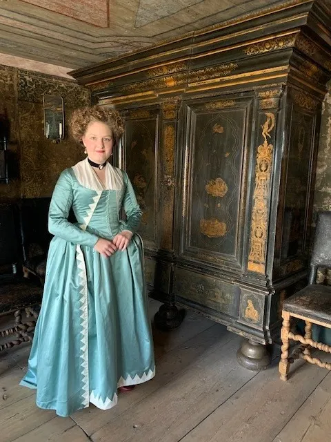 Tidsenlig dam i Barocksalen